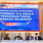 Rektor UMT, Assoc. Prof. Dr. Desri Arwen ( tengah ) sebagai nara sumber Sarasehan Nasional Internasional “Reformasi Tata Kelola Pendidikan Tinggi Berbasis Deliberatif” di Auditorium Nusantara, FISIP Universitas Brawijaya, Senin (4/5).